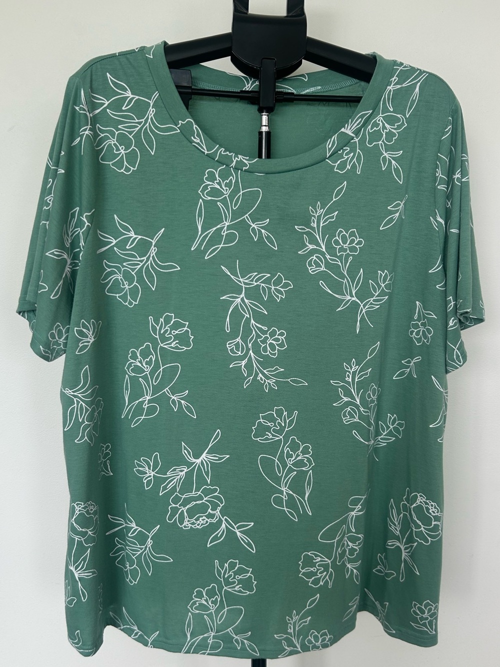 BloomChic - Floral Tee (size 22)